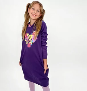 Sukienki i spódniczki dla dziewczynek - Sukienka z długim rękawem dla dziewczynki z kapturem, z sercem, fioletowa, 9-13 lat - grafika 1