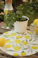 Obrusy i serwetki - Podkładka okrągła na stół plamoodporna żółtego koloru z wzorem Cytrynki - miniaturka - grafika 1