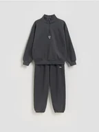 Spodnie i spodenki dla chłopców - Reserved - Bawełniany komplet - ciemnoszary - miniaturka - grafika 1