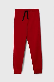 Spodnie i spodenki dla dziewczynek - United Colors of Benetton spodnie dresowe bawełniane dziecięce kolor czerwony z nadrukiem - grafika 1