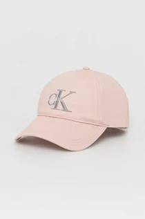 Czapki damskie - Calvin Klein Jeans czapka bawełniana kolor różowy z aplikacją - grafika 1