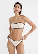 Stroje kąpielowe - Stradivarius Haftowana góra od bikini typu bandeau  Ecru XS - miniaturka - grafika 1