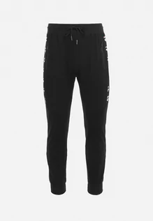 Spodnie męskie - Czarne Bawełniane Spodnie Dresowe ze Sznurkiem w Pasie i Ozdobnym Nadrukiem Frina - grafika 1
