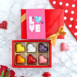 Bombonierka z okazji walentynek "LOVE" 6 pralin - Bombonierki i czekoladki - miniaturka - grafika 1