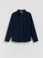Kurtki i płaszcze dla chłopców - Reserved - Bawełniana koszula z muszką - granatowy - miniaturka - grafika 1