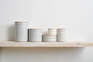 RIESS - Pojemnik kuchenny niski z drewnianą pokrywą 0,6l Light Grey - Pojemniki kuchenne - miniaturka - grafika 1