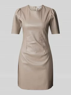 Sukienki - Sukienka mini z okrągłym dekoltem model ‘HILL’ w kolorze beżowym - grafika 1