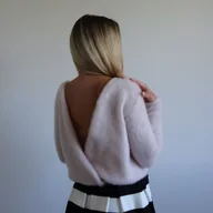 Swetry damskie - Elegancki sweterek w kolorze pudrowego różu z dekoltem na plecach M - miniaturka - grafika 1