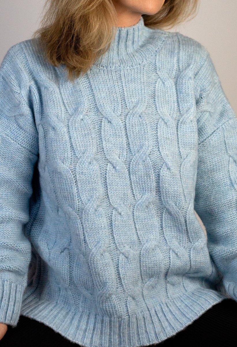 Sweter z Wysokim Golfem, Niebieski, Elegancja i Świeżość w Codziennym Stylu