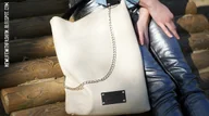 Torebki damskie - Skórzany worek z łańcuchem i ćwiekami - miniaturka - grafika 1