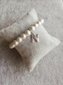 Bransoletki - BRANSOLETKA NA GUMCE PERŁY Z LITERKĄ ZE STALI - miniaturka - grafika 1