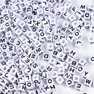Dekoratorstwo - Koraliki białe akryl czarne litery kwadrat 100szt - miniaturka - grafika 1