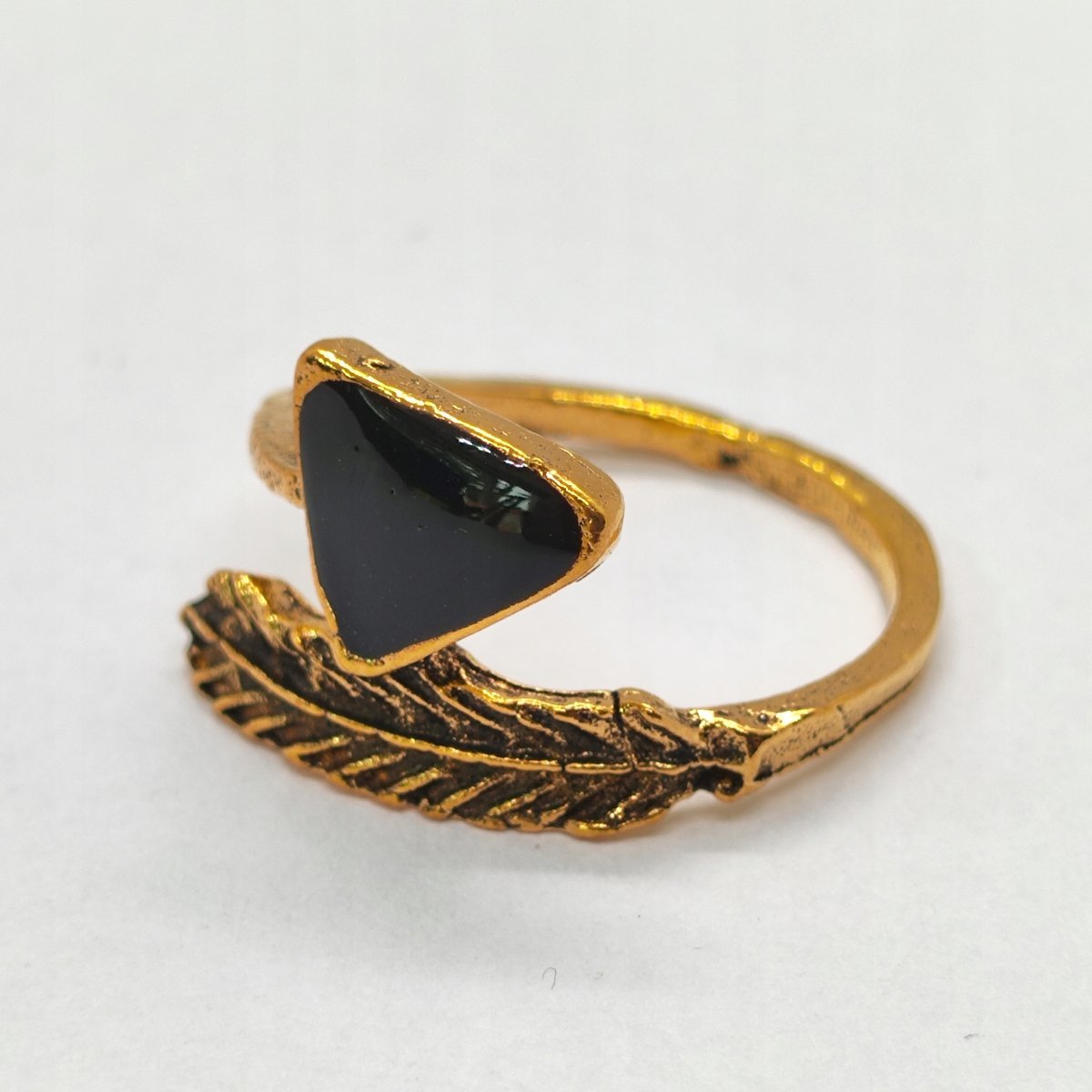 Złoty Pierścionek Czarna Cyrkonia Trójkąt Pióro