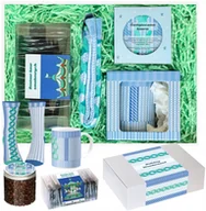 Zestawy upominkowe - DUŻY ZESTAW PREZENTOWY GIFT BOX KOSZ KAWY SMAKOWE MIELONE W SASZETKACH KUBEK SKARPETY PREZENT UPOMINEK POD CHOINKĘ NA ŚWIĘTA GWIAZDKĘ MIKOŁAJA BOŻE NARODZENIE DLA KOBIETY FACETA MĘŻCZYZNY - miniaturka - grafika 1