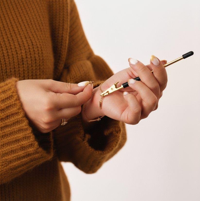 Przyrząd do zapinania bransoletek łapacz kolor złoty