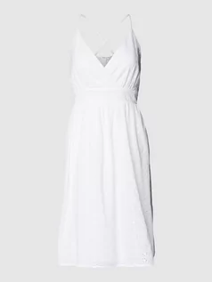 Sukienki - Sukienka o długości do kolan z haftem angielskim model ‘LOLA’ - grafika 1