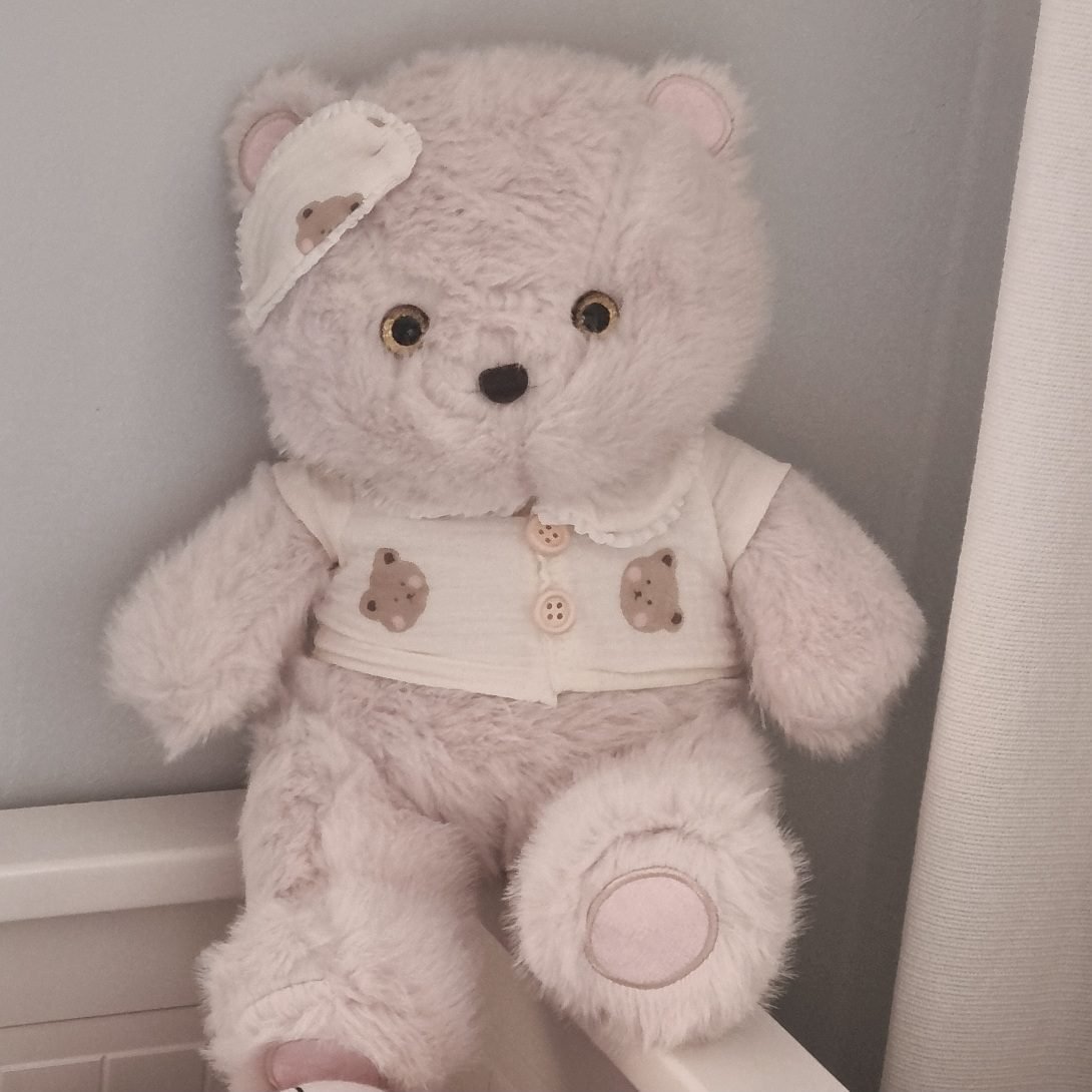 Maskotka pluszak miś misiek w muślinowej piżamce 35 cm