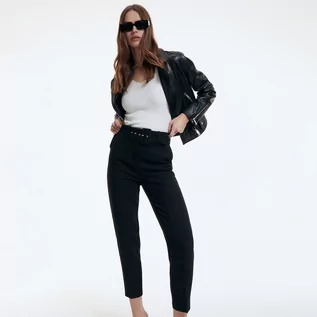 Spodnie damskie - Reserved Spodnie z paskiem - Czarny - grafika 1