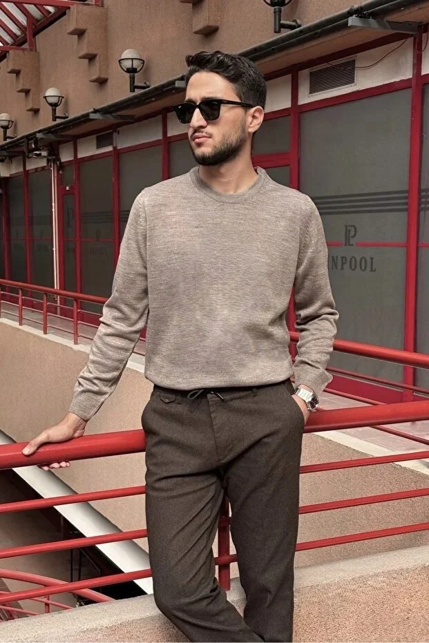 MĘSKI GŁADKI SWETER BEŻOWY Z OKRĄGŁYM DEKOLTEM M 5IA
