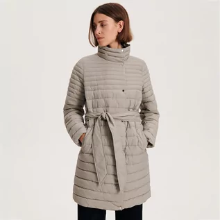 Płaszcze damskie - Reserved - Pikowany płaszcz z wiązaniem - Jasny szary - grafika 1