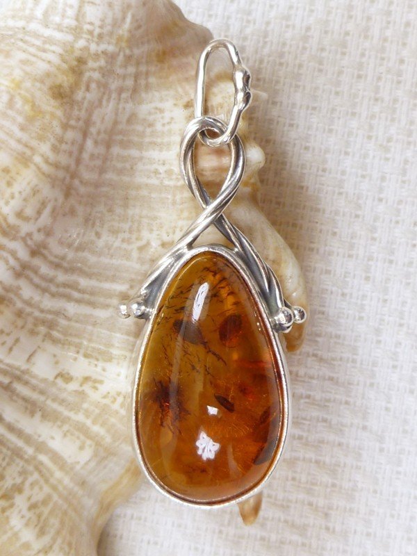 Wisiorek srebrny z bursztynem 607-13