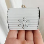 Bombki - Zawieszka metalowa, skrzynka h6cm - biały - miniaturka - grafika 1