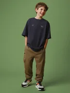 Spodnie i spodenki dla chłopców - 4F Spodnie dresowe cargo chłopięce - brązowe 164 (13-14 lat) - miniaturka - grafika 1