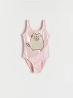 Stroje kąpielowe dla dziewczynek - Reserved - Jednoczęściowy strój kąpielowy Pusheen - pastelowy róż - miniaturka - grafika 1
