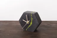 Zegary - Sześciokątny betonowy zegar stołowy z chrobotkiem reniferowym - ciemny - miniaturka - grafika 1