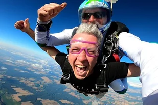 Skok spadochronowy w tandemie z 4000m z filmowaniem Szczecin - Czasopisma - miniaturka - grafika 1