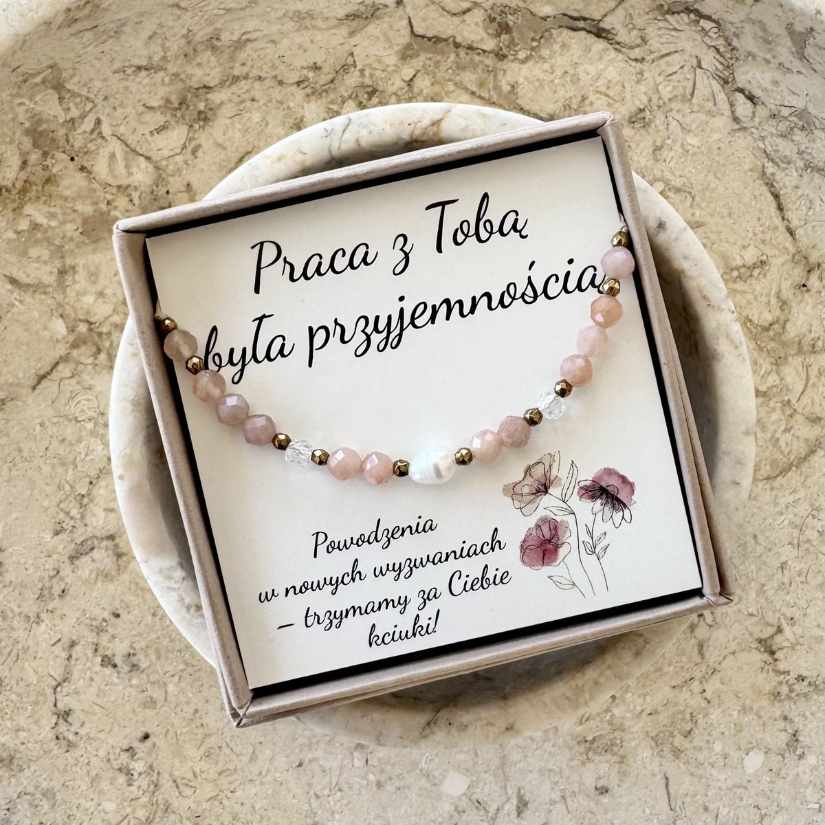 Bransoletka Praca z Tobą była przyjemnością na pożegnanie z pracy – kamień słoneczny, perła i kryształ górski prezent z podziękowaniem