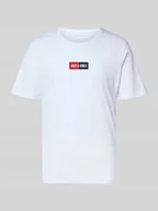 Koszulki męskie - T-shirt z nadrukiem z logo i okrągłym dekoltem - miniaturka - grafika 1
