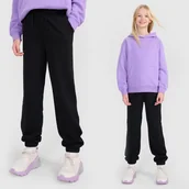 Spodnie i spodenki dla dziewczynek - Spodnie dziewczęce 4F Dresowe Luźne Czarne 4FJWMM00TTROF1189 Czarny 122 - miniaturka - grafika 1