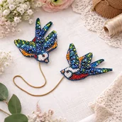 Broszki - Jaskółki broszki połączone łańcuszkiem - miniaturka - grafika 1