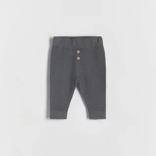 Spodnie i spodenki dla chłopców - Reserved - Bawełniane spodnie - Szary - grafika 1