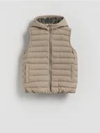 Kurtki i płaszcze dla chłopców - Reserved - Pikowana kamizelka z kapturem - beżowy - miniaturka - grafika 1