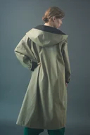 Płaszcze damskie - Długi zielony płaszcz impregnowany z kapturem oversize - miniaturka - grafika 1