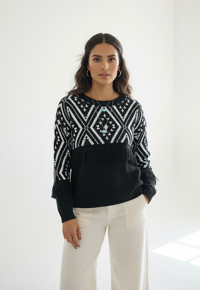 Damski sweter boho z frędzlami i geometrycznym wzorem, dekolt okrągły, długi rękaw - M1265, czarny, S