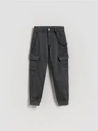 Spodnie i spodenki dla chłopców - Reserved - Spodnie joggery z łańcuchem - ciemnoszary - miniaturka - grafika 1