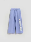 Spodnie i spodenki dla dziewczynek - Reserved - Spodnie dresowe z nadrukiem - jasnoniebieski - miniaturka - grafika 1