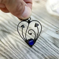 Naszyjniki - Naszyjnik w stylu boho hippie serce z magicznymi grzybami i niebieskim szkłem - miniaturka - grafika 1