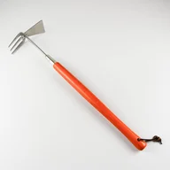 Grabie i motyki - Motyczka ogrodowa z pazurkami (długa) - W. Legutko - miniaturka - grafika 1