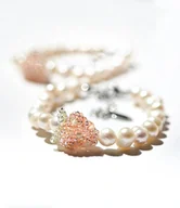 Bransoletki - Handmade bransoletka pleciona z owocem i perłami słodkowodnymi różowa - miniaturka - grafika 1