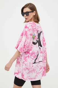 Guess t-shirt bawełniany x Banksy kolor różowy - Koszulki sportowe damskie - miniaturka - grafika 1