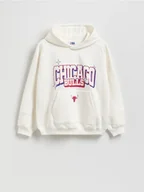 Bluzy dla chłopców - Reserved - Bluza Chicago Bulls NBA - złamana biel - miniaturka - grafika 1