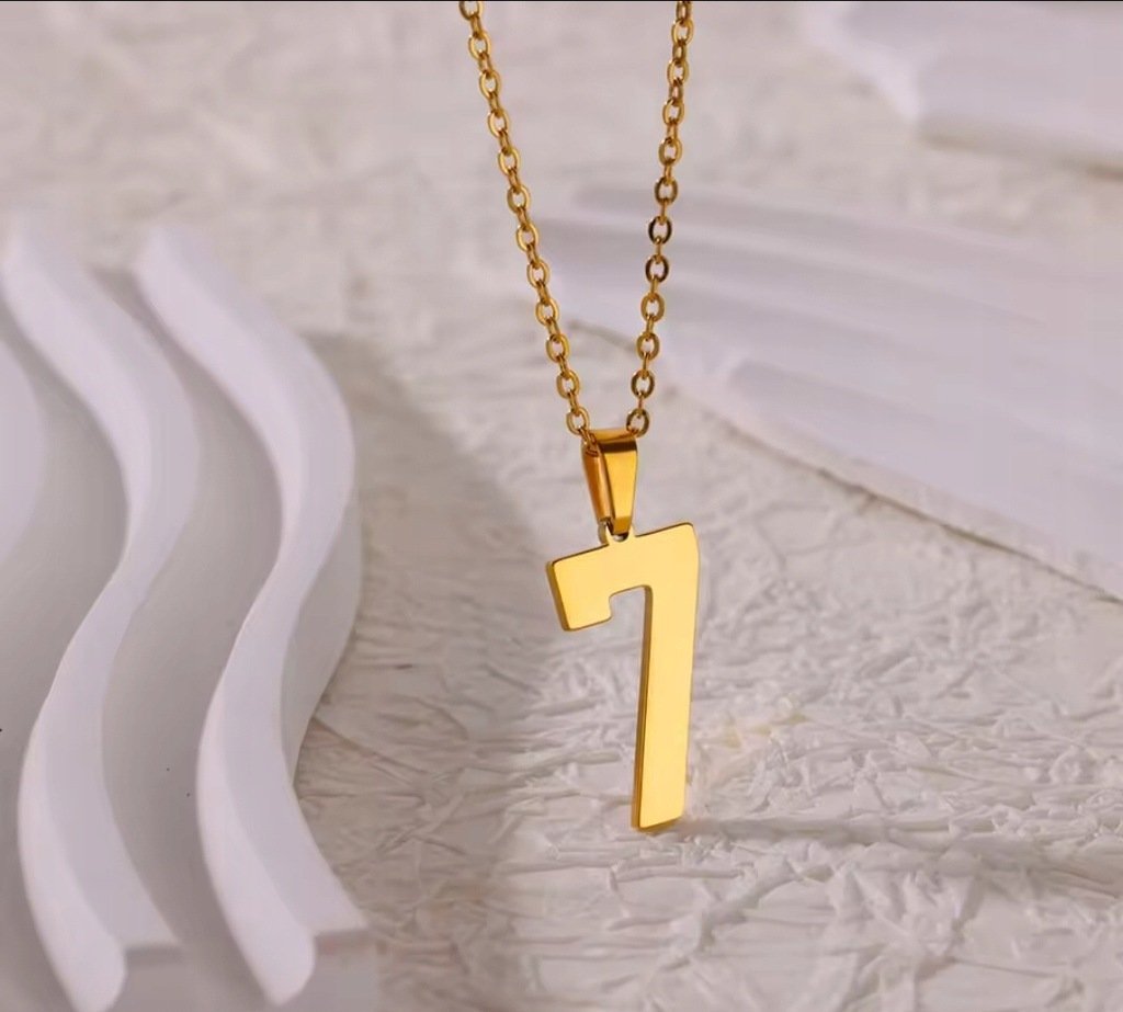Naszyjnik wisiorek złota cyfra 7 liczba 7 prezent