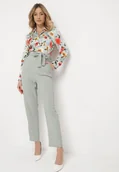 Kombinezony - Jasnozielony Kombinezon z Koszulową Górą w Kwiaty i Wiązanym Paskiem Sorjana - miniaturka - grafika 1
