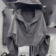 Kurtki damskie - TEMU Damska Modna Codzienna Krótka Lekka Szara Kurtka z Kapturem Nierozciągliwy Materiał, Rękawy typu "Nietoperz", Zapięcie na Zamek, Detal ze - miniaturka - grafika 1