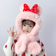 Czapki damskie - Dziecięca pluszowa czapka z szalikiem dla dzieci w wieku od 1 do 8 lat – różowa z czerwoną kokardą - miniaturka - grafika 1