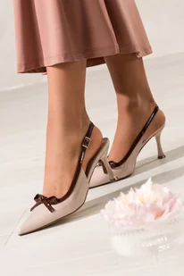 Beżowe czółenka damskie szpilki lakierowane z odkrytą piętą brązowa kokarda Carla 7078 - Czółenka - miniaturka - grafika 1